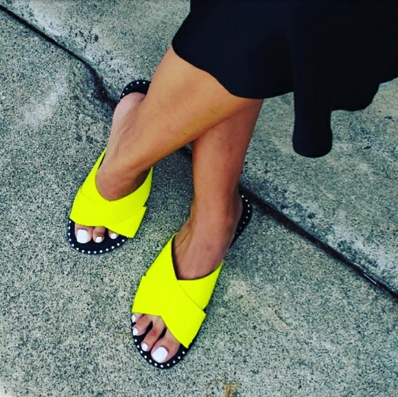 🚨Make It Neon collection//neon yellow sandal - Picture 3 of 5